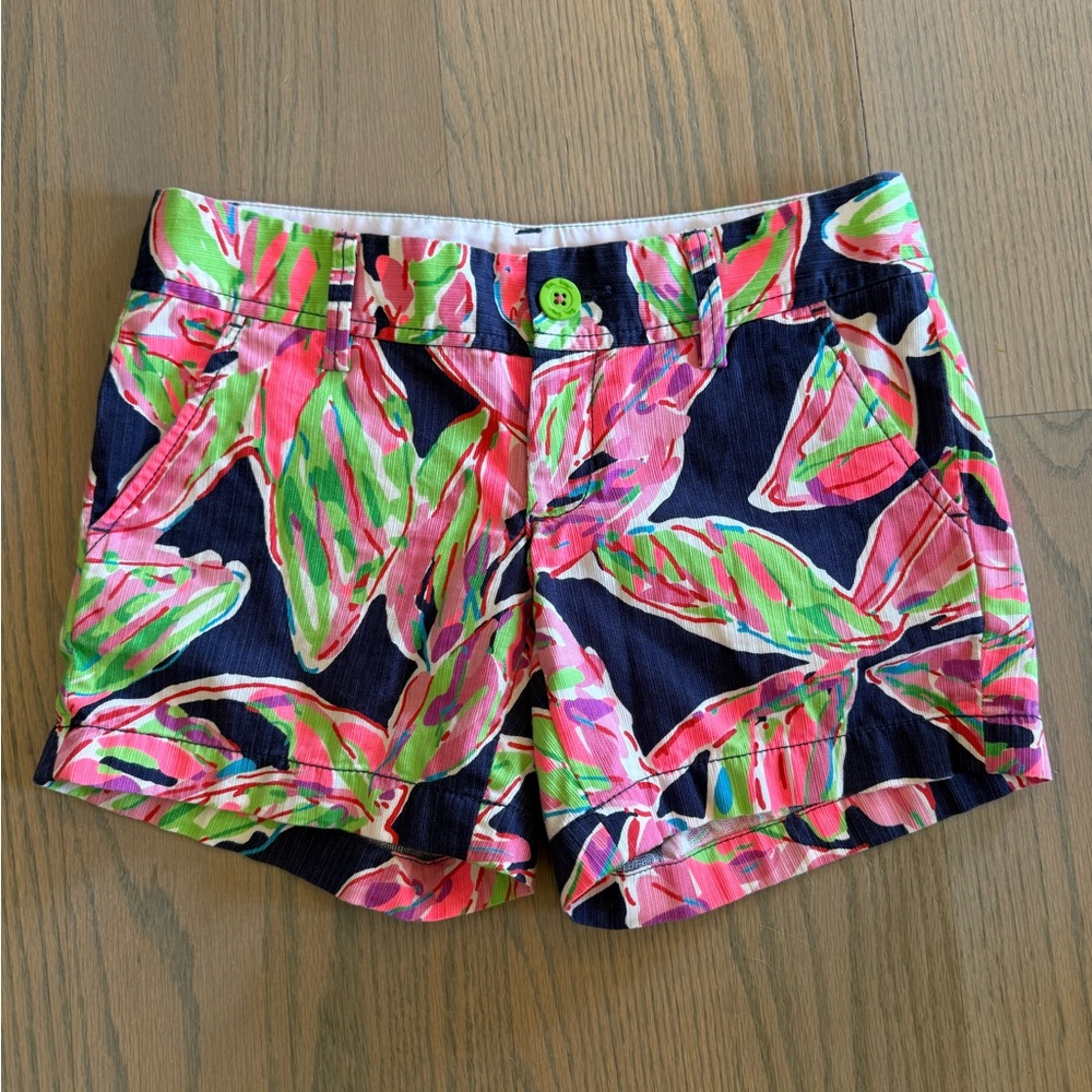 Vibrant Lilly Pulitzer Leaf Print Women's Shorts